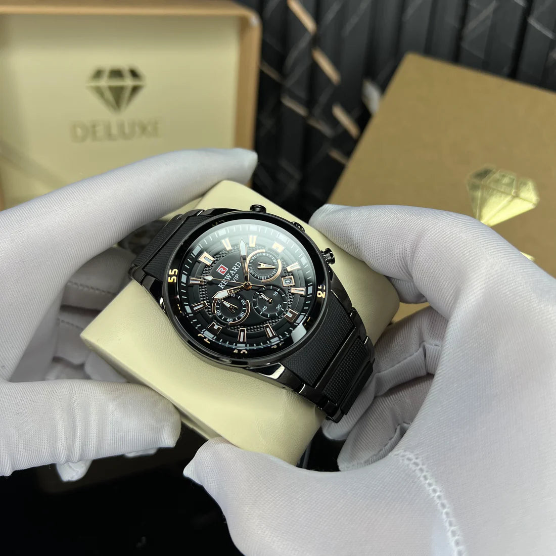 Relógio masculino preto com design casual esportivo Cronos Black destacando o cristal