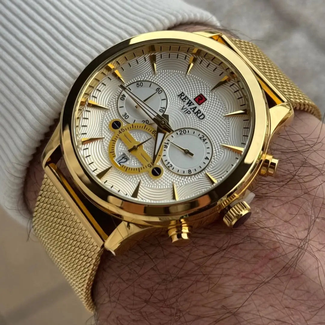Close detalhado do mostrador do relógio masculino dourado Reward VIP Linear, com marcadores elegantes, acabamento polido e design minimalista refinado