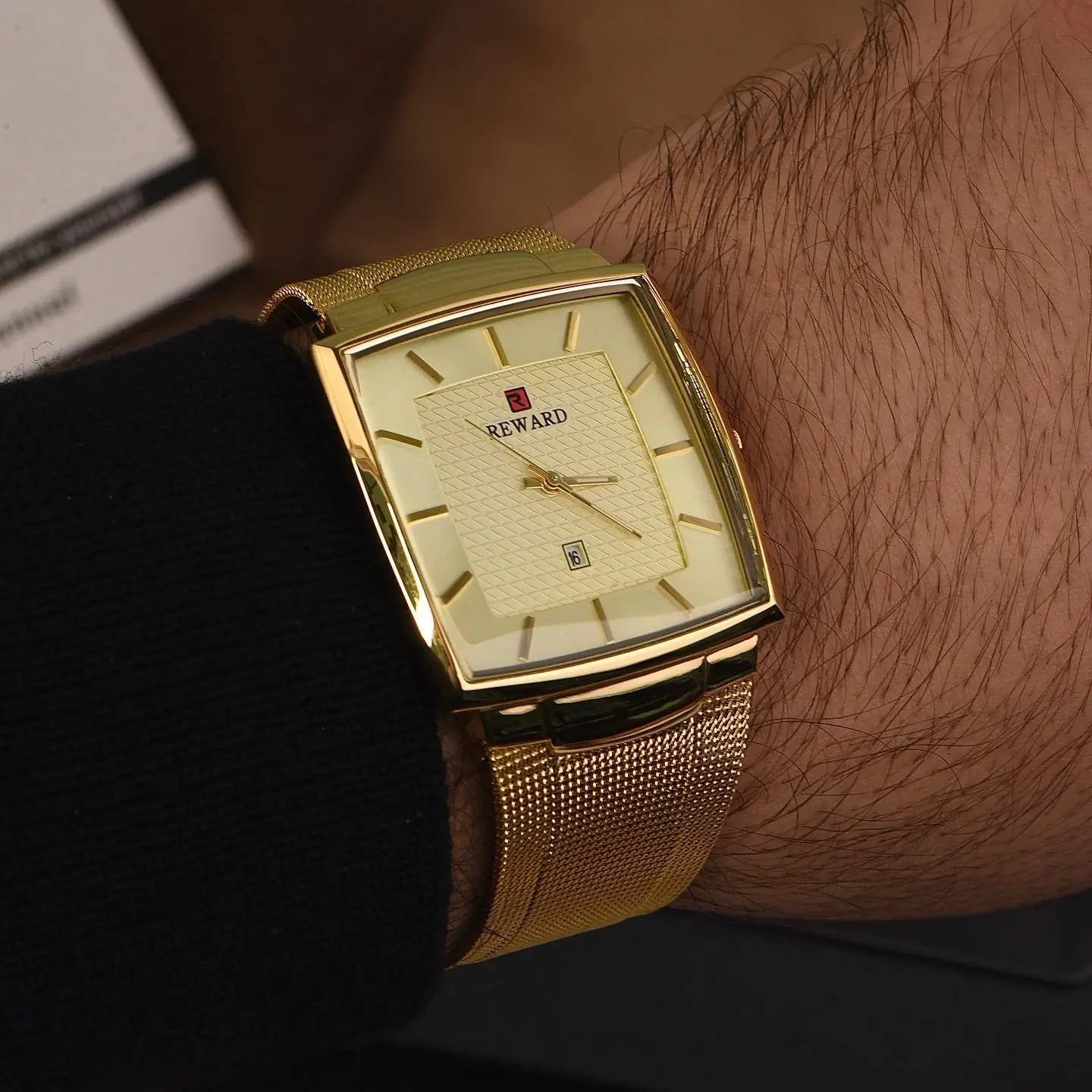 Relógio masculino dourado Reward VIP Monaco Date usado no pulso, com design sofisticado e acabamento premium