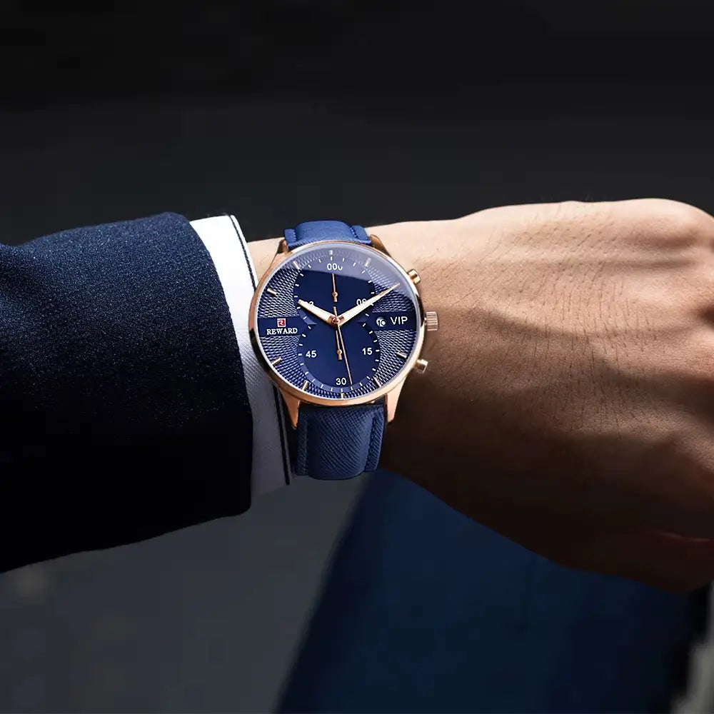 Relógio azul minimalista no pulso masculino – Linéar Reward Vip
