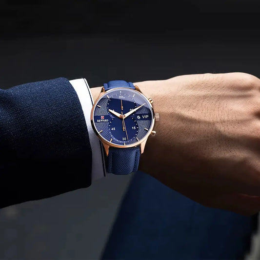 Relógio azul minimalista no pulso masculino – Linéar Reward Vip
