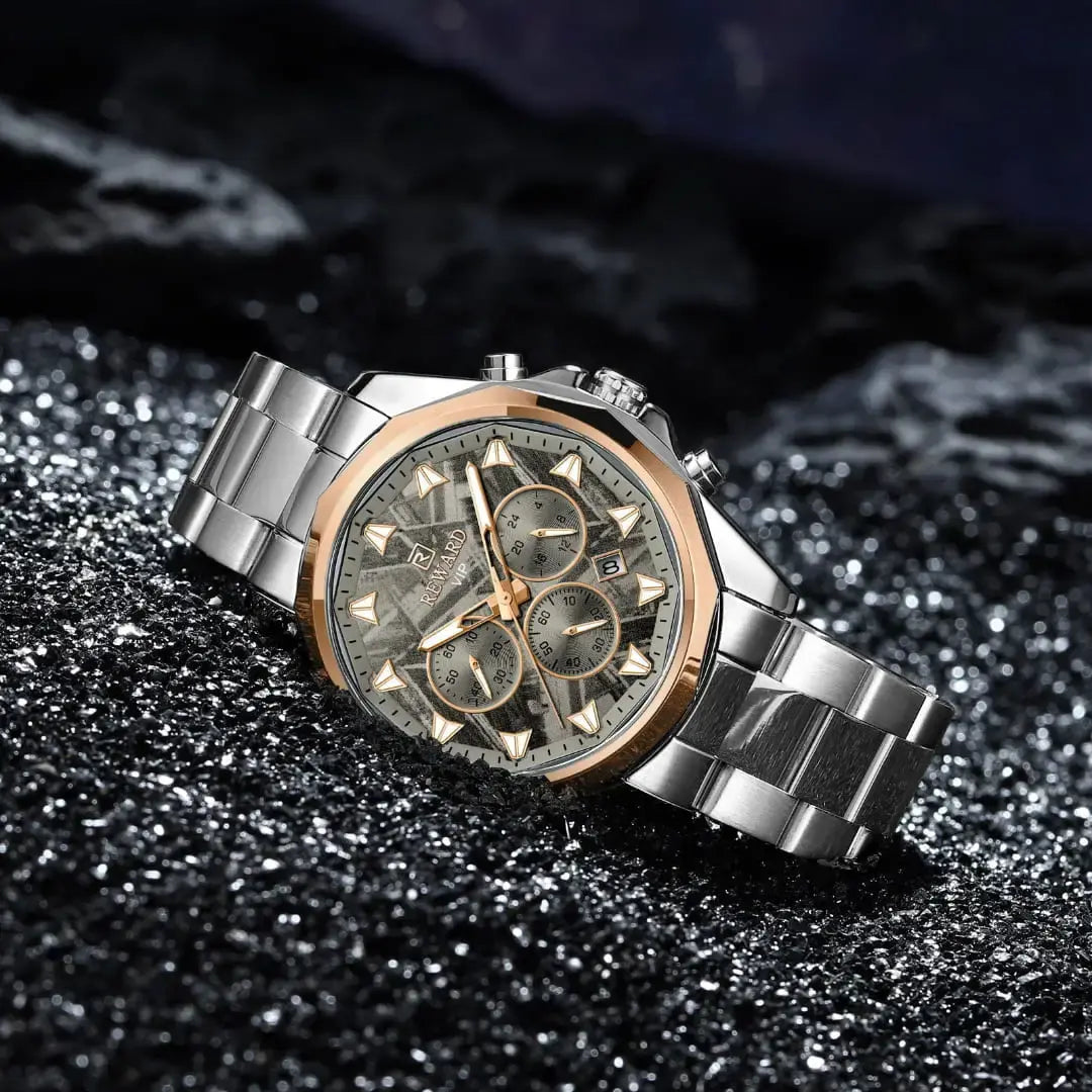 Relógio masculino prata com cristal mineral visto de frente 