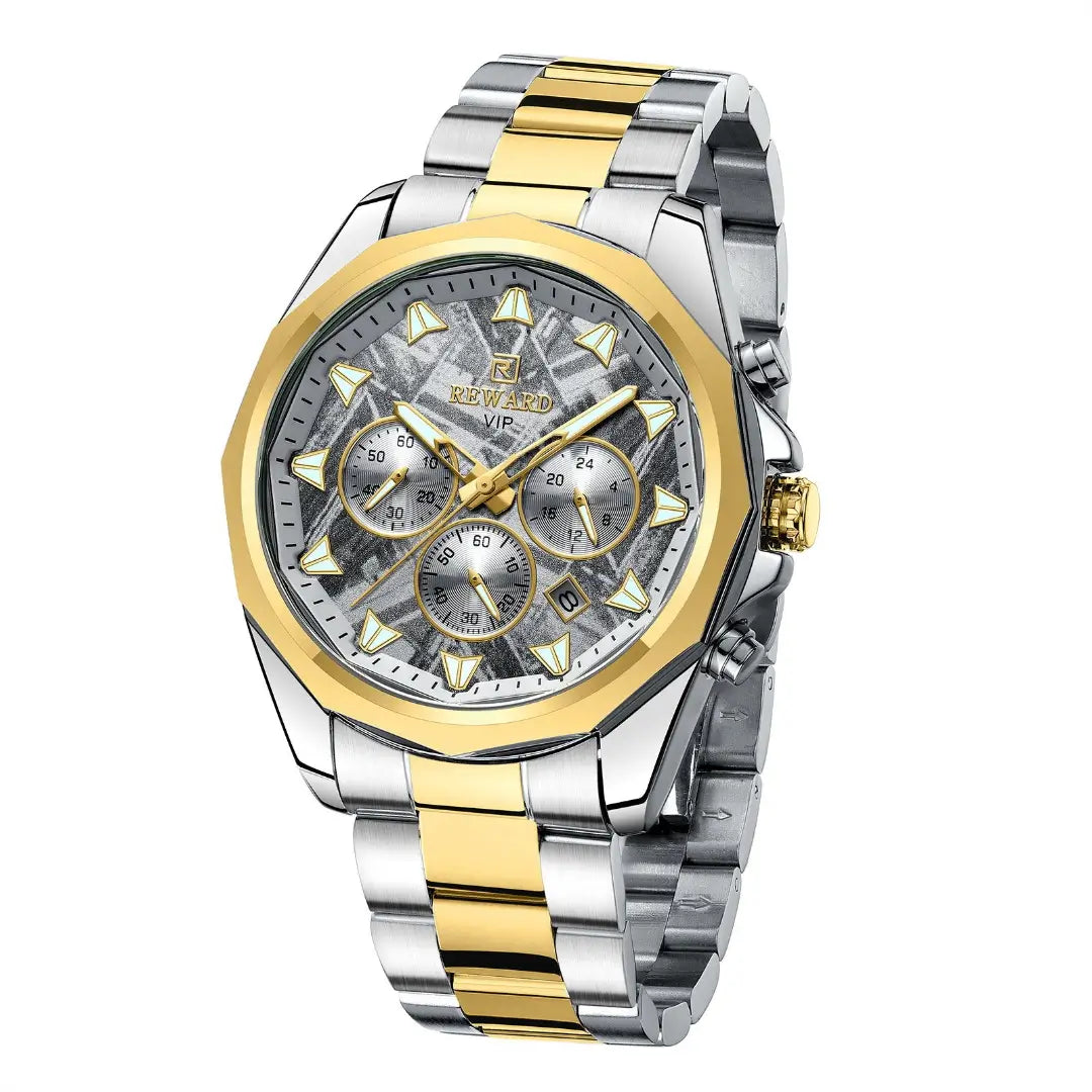 Close no cronógrafo destacando o mostrador com indíces dourado que constrasta com os elos laterais prata da pulseira com o elo central dourado