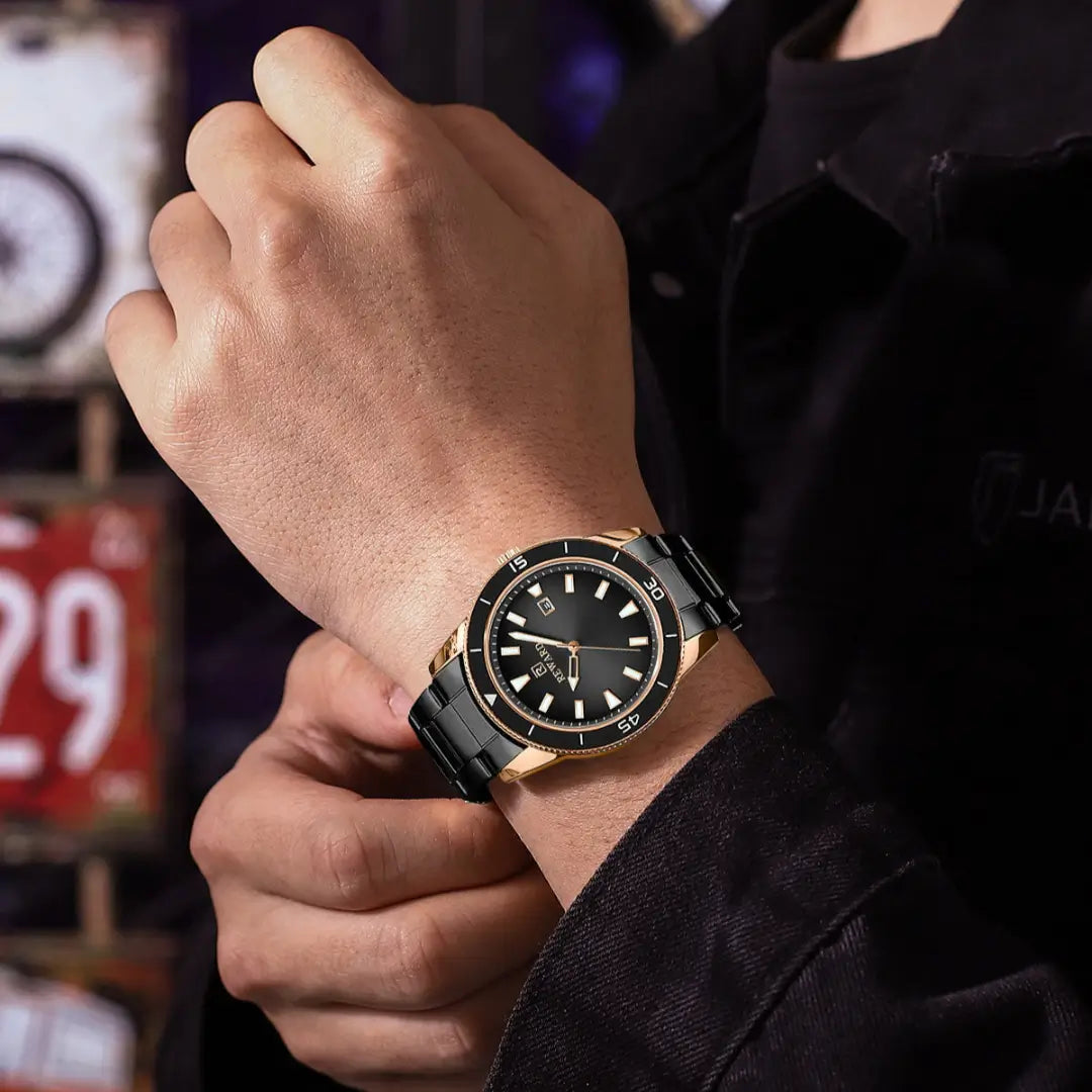 Relógio masculino preto Reward VIP Heritage no pulso, com mostrador escuro, caixa elegante e presença sofisticada no visual