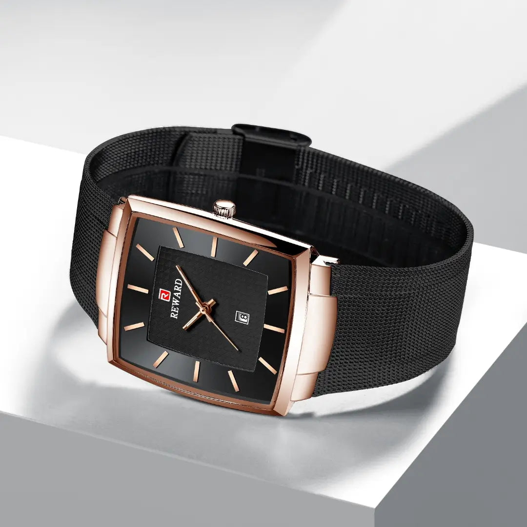Relógio masculino preto com caixa bronze Reward VIP Monaco Date deitado sobre caixa branca, com foco no acabamento lateral e design sofisticado