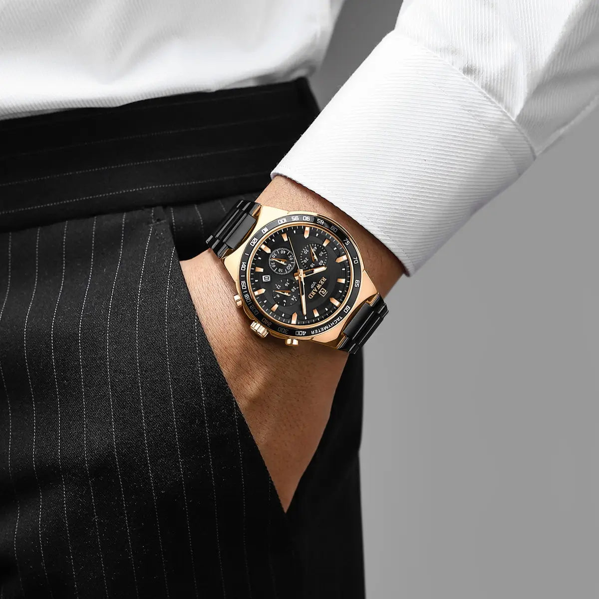 Relógio preto masculino com caixa na cor dourada e estilo casual no pulso