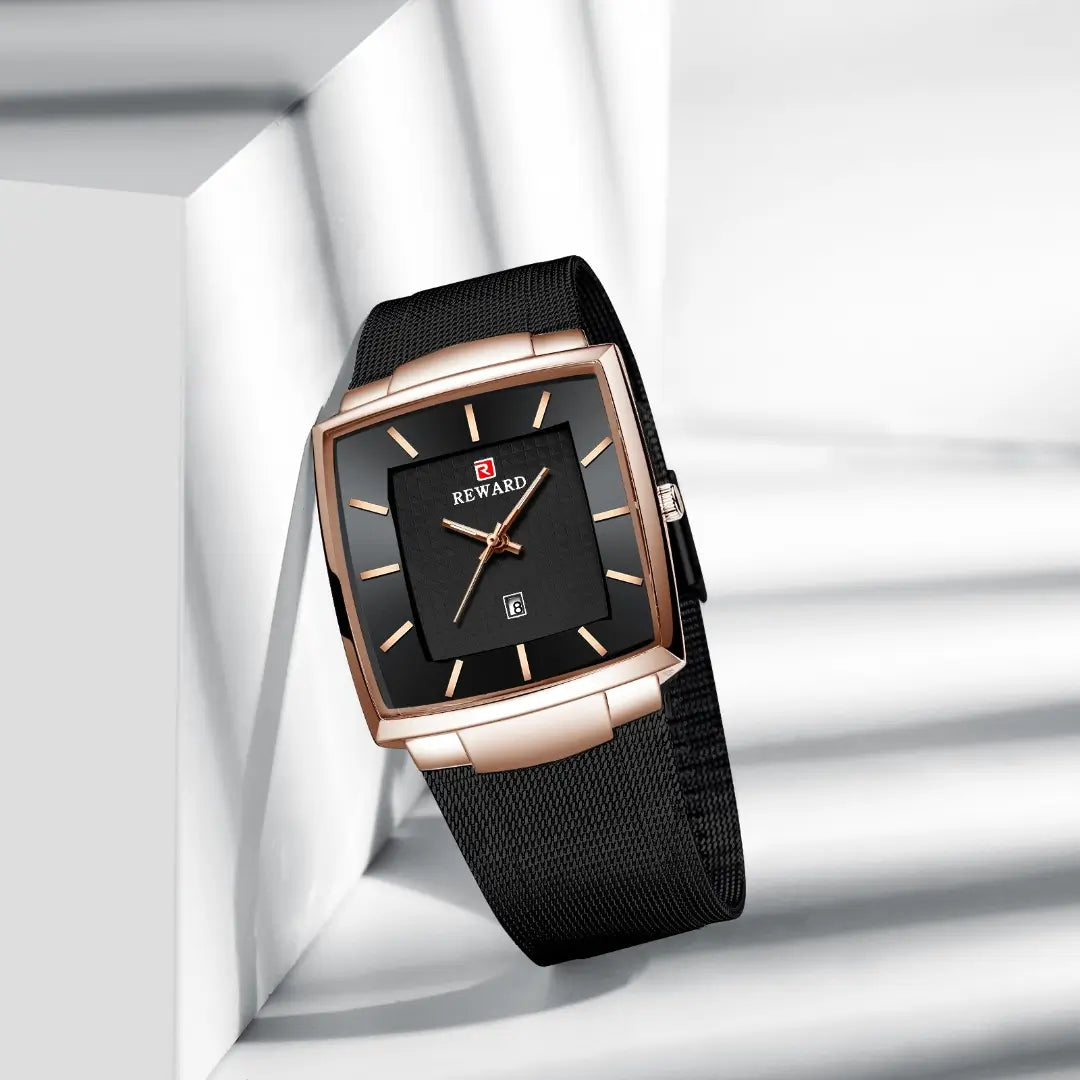 Relógio masculino preto com caixa bronze Reward VIP Monaco Date encostado em caixa branca, exibindo design elegante e acabamento premium