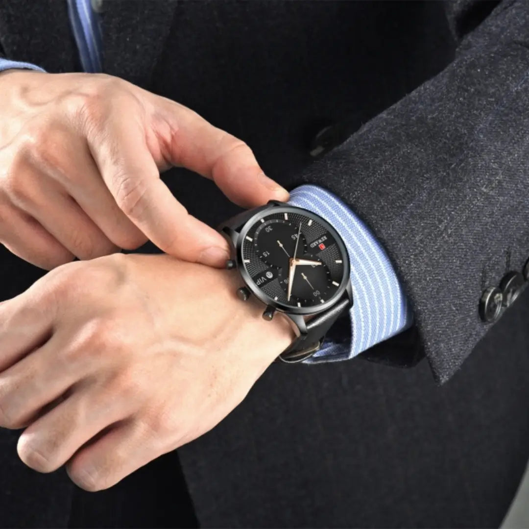 Relógio masculino preto em couro Reward VIP Linear no pulso, com mostrador minimalista e acabamento elegante que transmite estilo e conforto