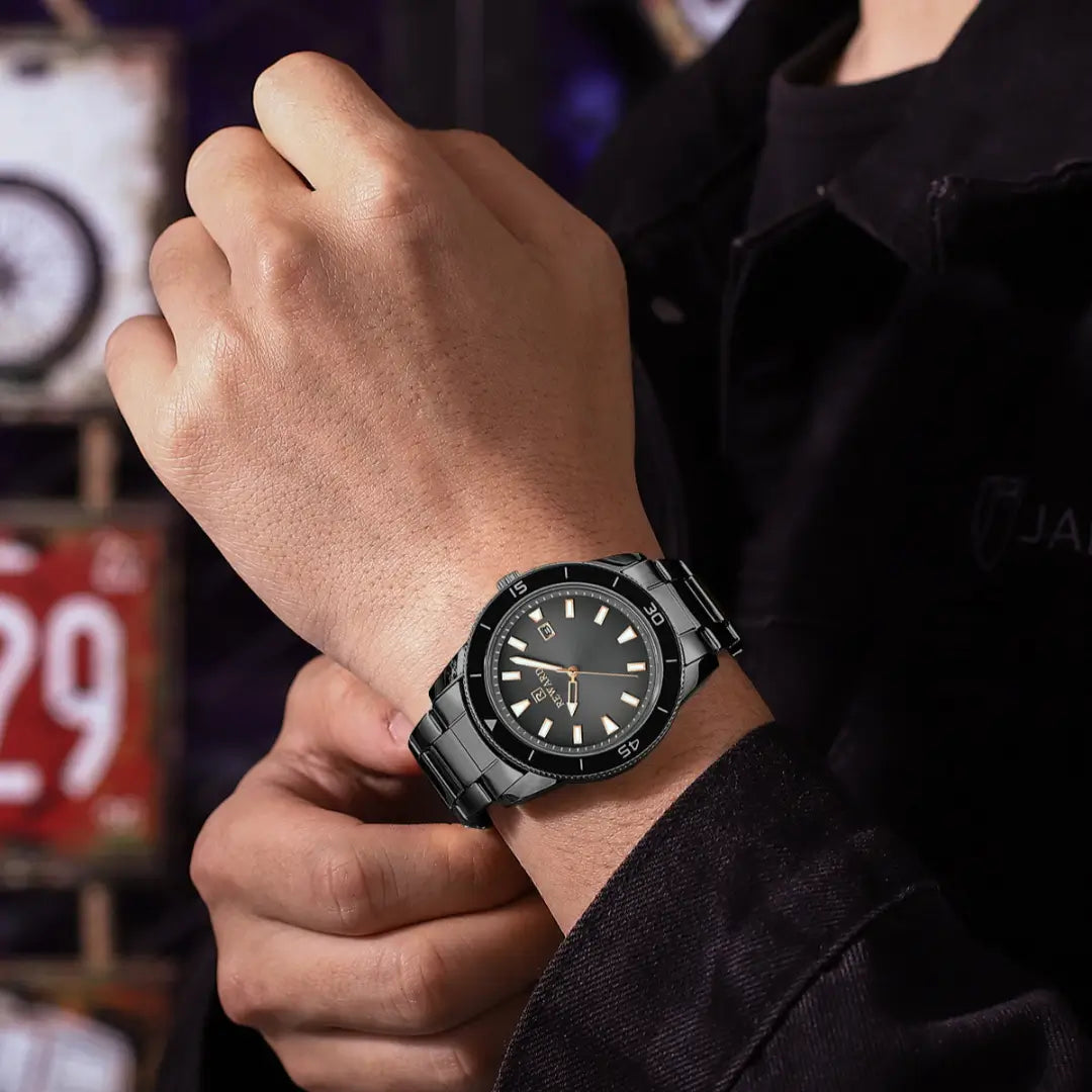 Relógio masculino preto Reward VIP Heritage usado no pulso, com mostrador escuro, caixa refinada e estilo elegante em destaque