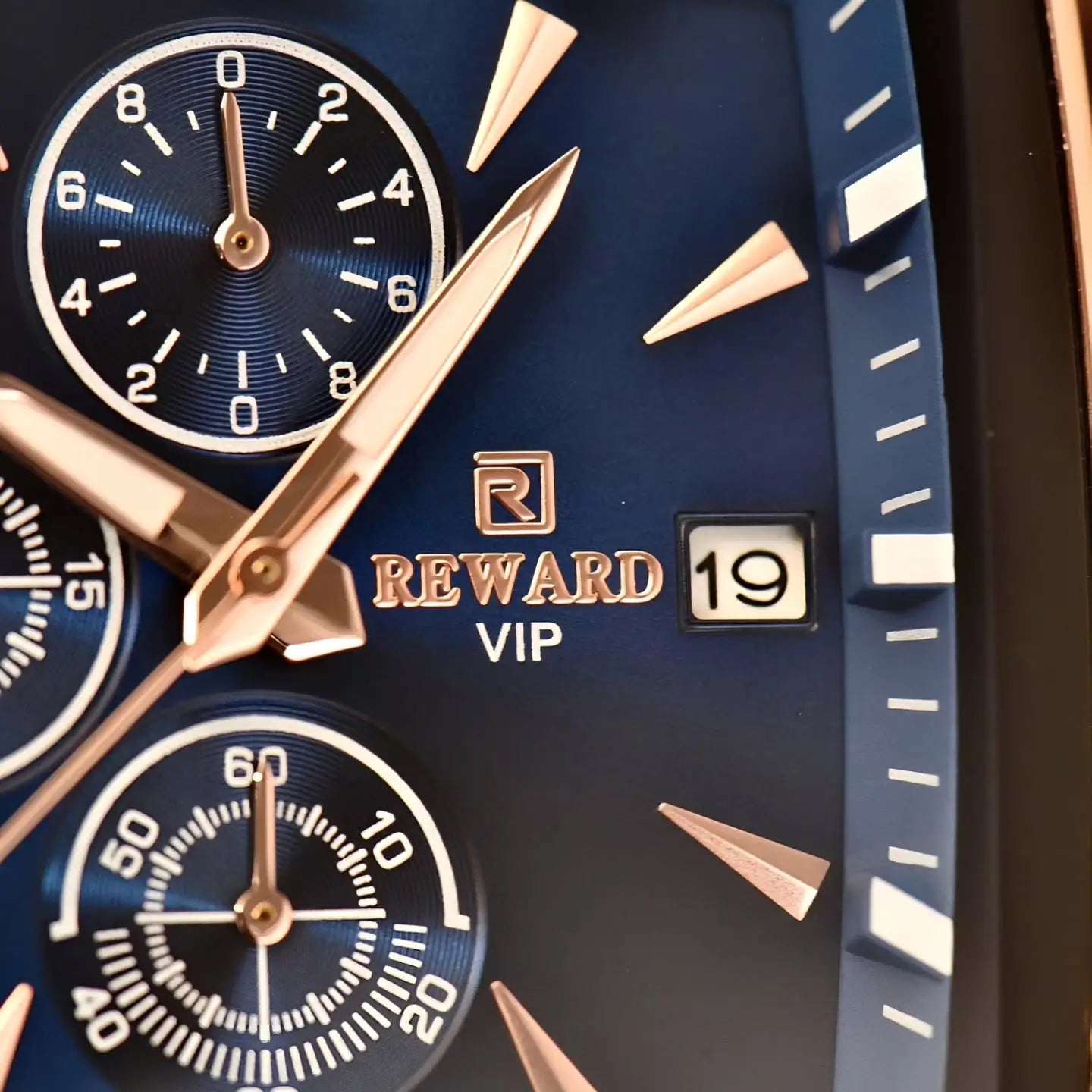 Close da janela de data do relógio masculino quadrado azul Reward VIP Monaco com mostrador elegante e numeração visível