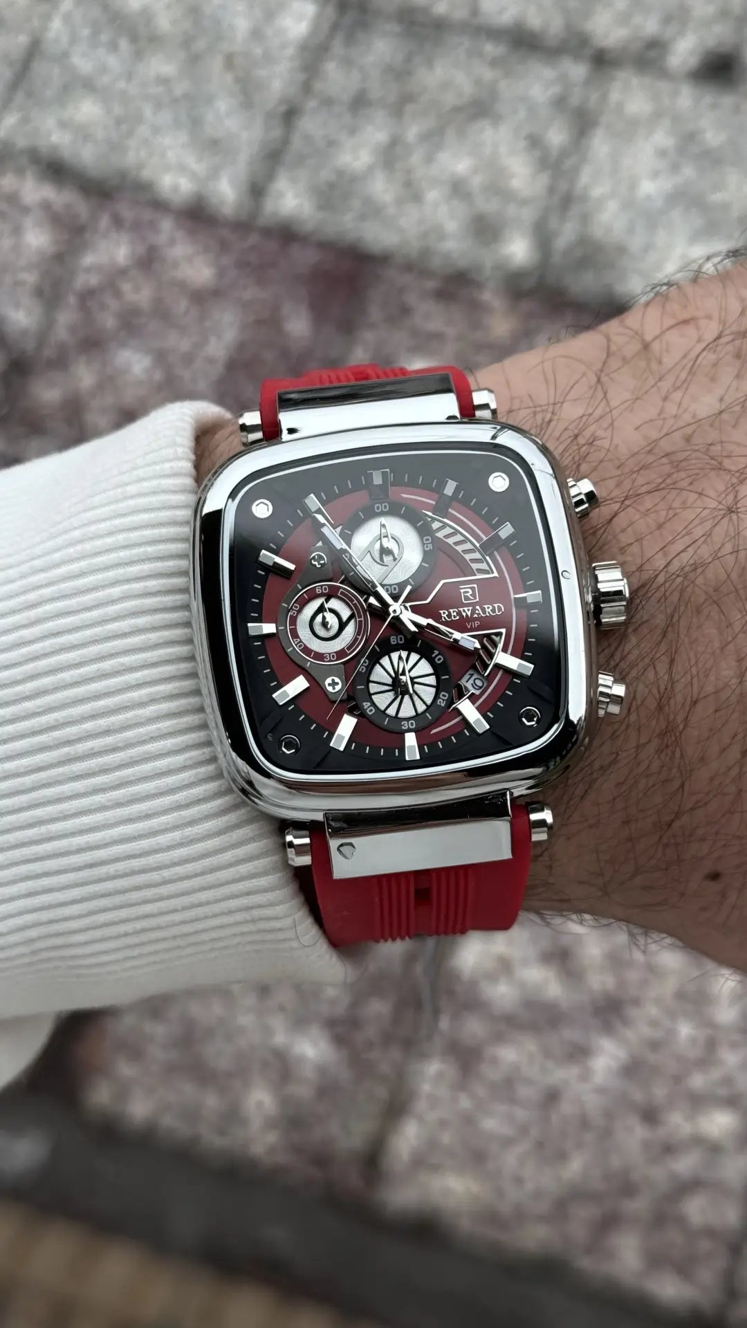 Relógio masculino vermelho quadrado Reward VIP Monaco Sport usado no pulso, com design esportivo, mostrador vibrante e pulseira confortável