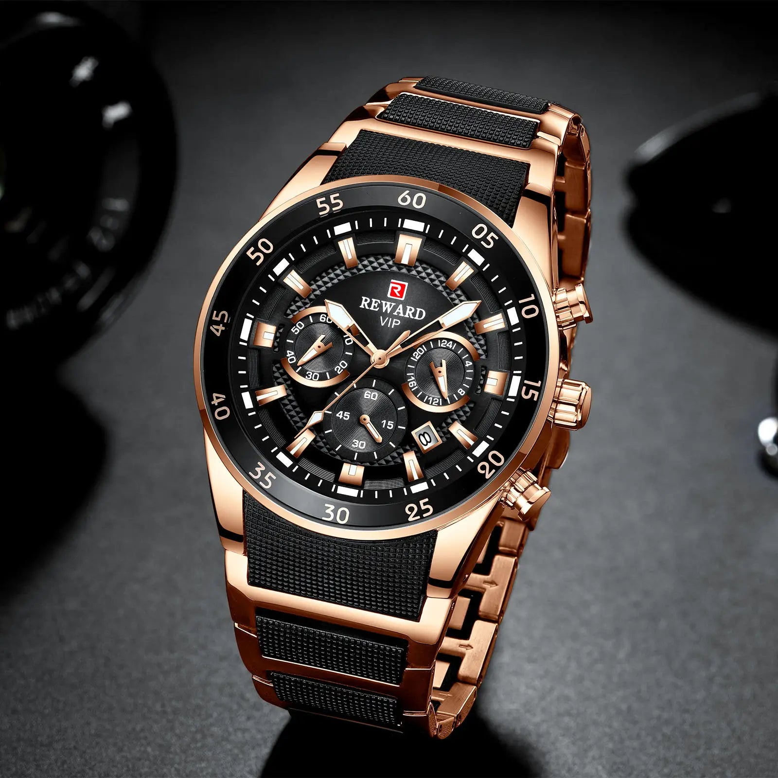 Relógio masculino Reward VIP Cronos Gold com mostrador cronógrafo preto, detalhes em dourado e pulseira combinando sobre fundo escuro sofisticado.