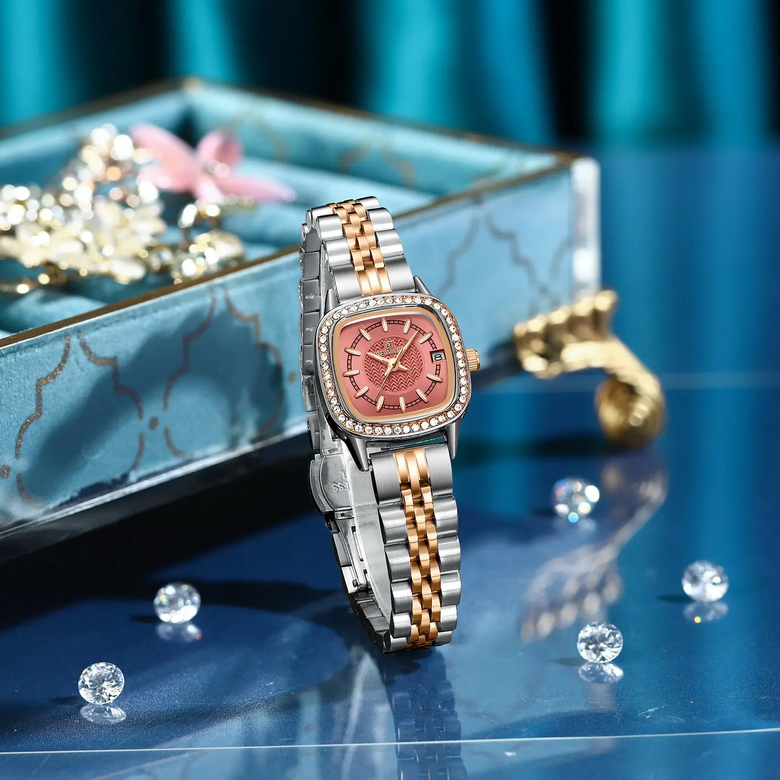 Relógio quadrado feminino pequeno prata com mostrador rosa destacando sua pulseira, bisel e ponteiros elegantes