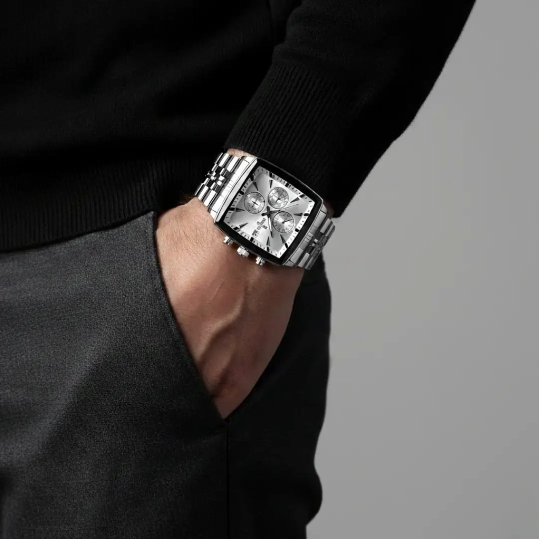 Relógio quadrado masculino prata de perfil social Monaco Chronograph 40mm visto sob o pulso