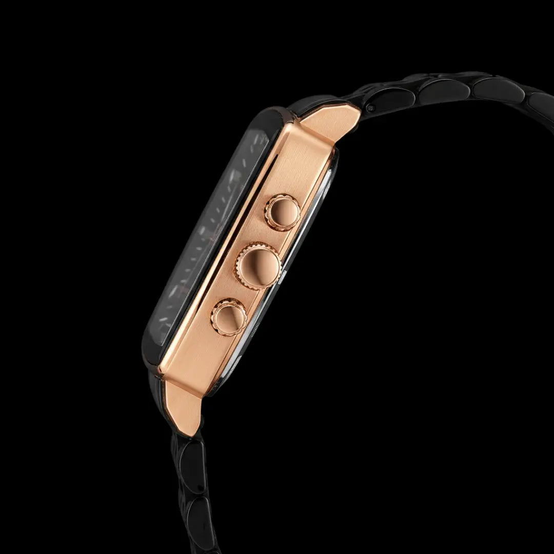 Relógio quadrado masculino preto Monaco Chronograph 40mm com vista lateral do modelo