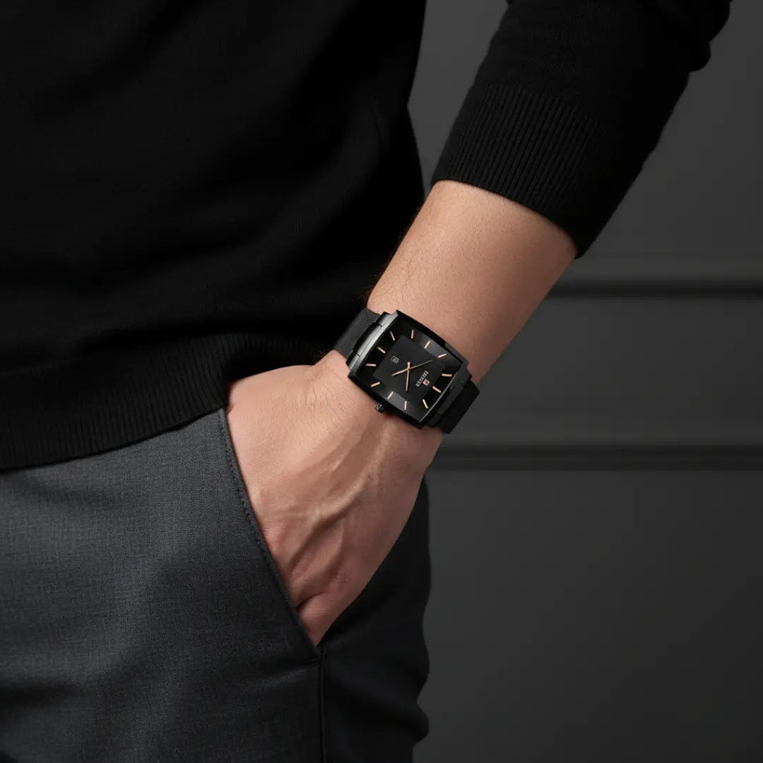 Relógio quadrado masculino preto social de perfil clássico presente no pulso 