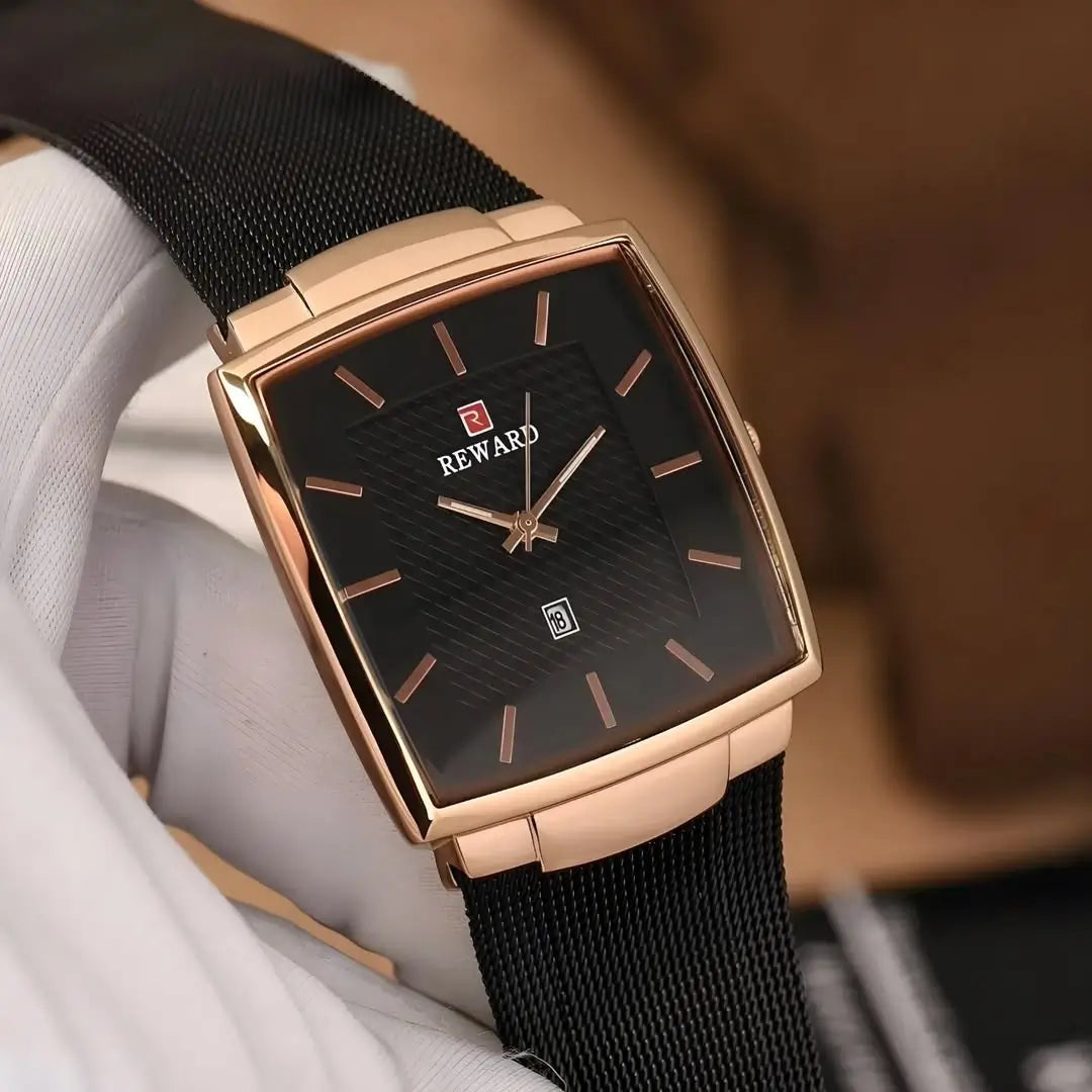 Relógio quadrado masculino social minimalista Monaco Date com close no mostrador preto e detalhes da caixa