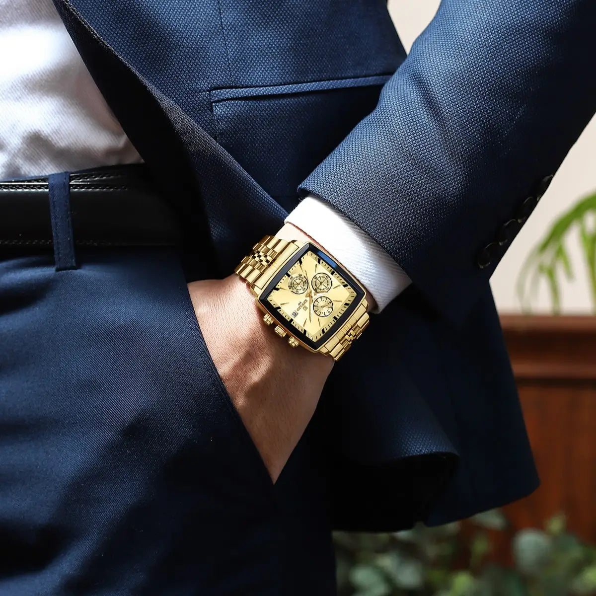 Relógio quadrado masculino Reward VIP  Monaco, estilo social com cronógrafo e design clássico, cor dourado visto sendo utilizado no pulso