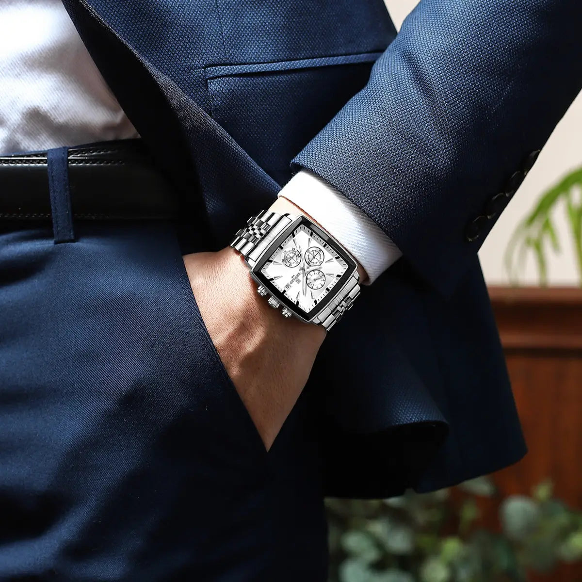 Relógio quadrado masculino Monaco, estilo social com cronógrafo e design clássico, na cor prata visto no pulso

