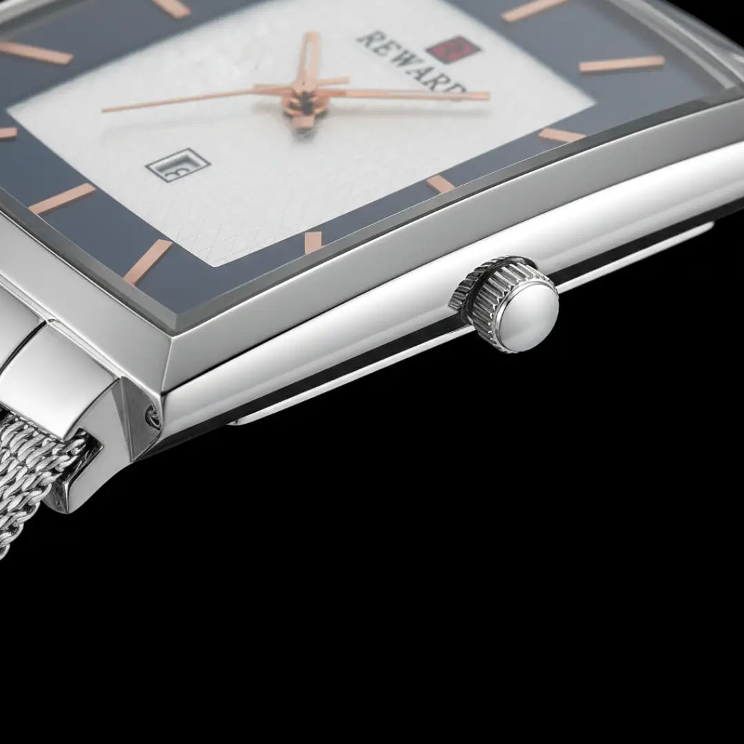 Relógio quadrado masculino de perfil social Monaco Date prata 37mm visto da lateral da caixa com foco na coroa