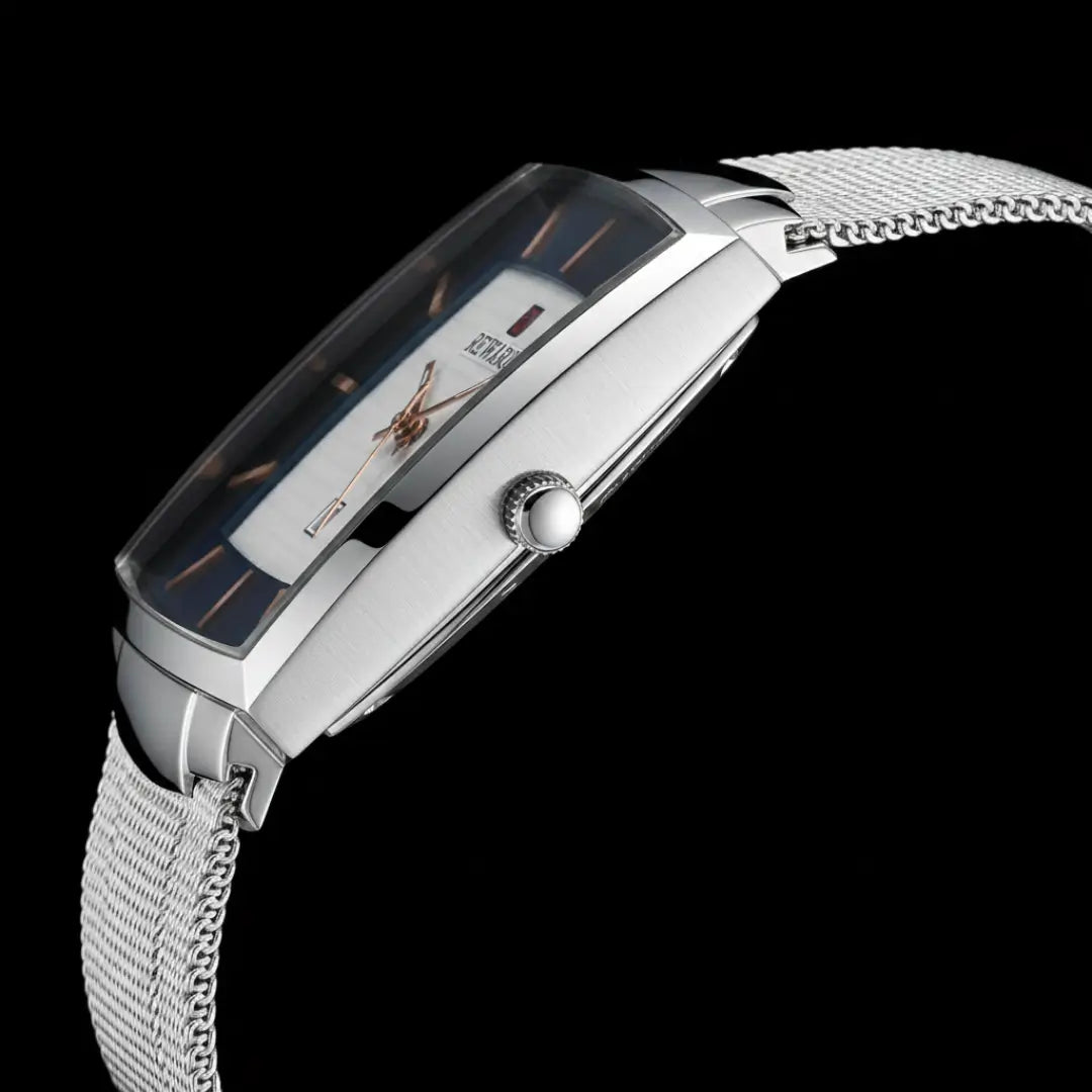 Relógio quadrado masculino social prata monaco date 37mm visto da lateral da caixa e cristal em relevo