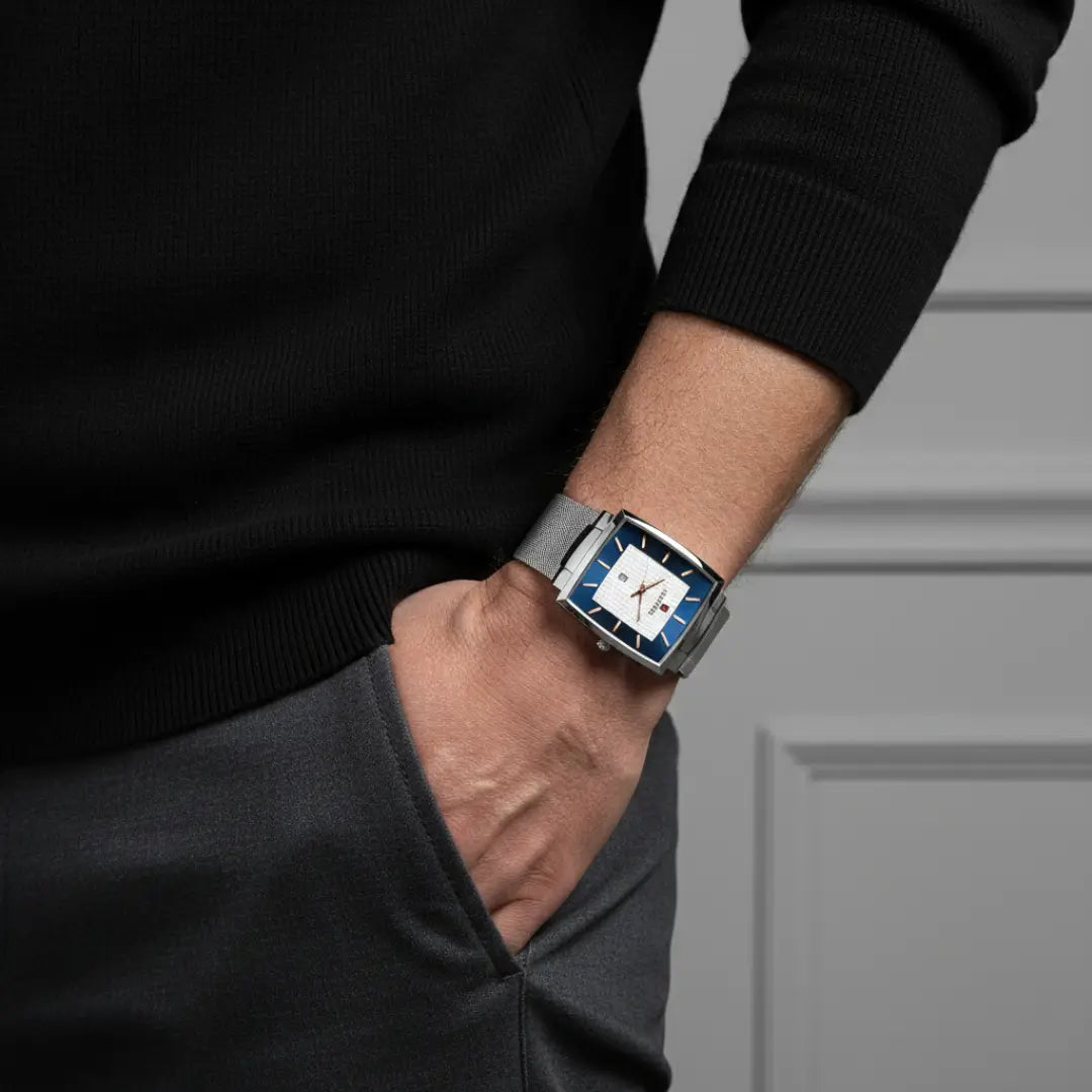 Relógio quadrado masculino de perfil social e cor prata modelo Monaco date 37mm visto no pulso