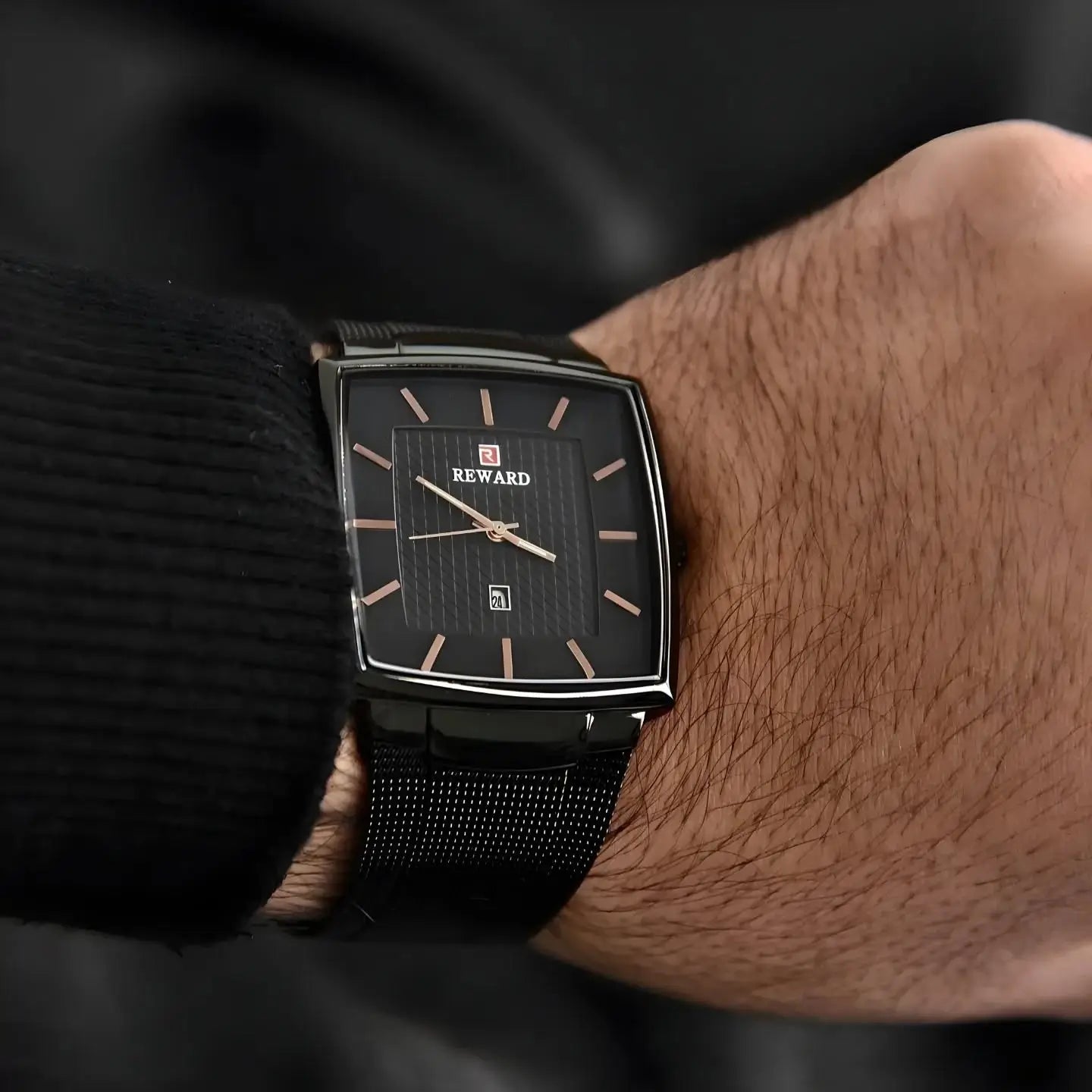 Relógio quadrado masculino com design social e cor preta com ponteiros em tons bronze do modelo monaco date utilizado no pulso