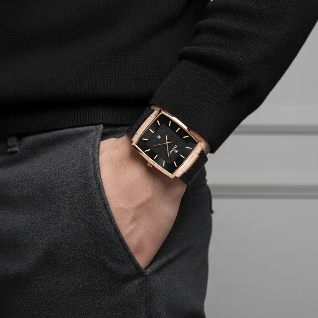 Relógio quadrado masculino de perfil social e acabamento rose gold Monaco Date 37mm com vista sob o pulso