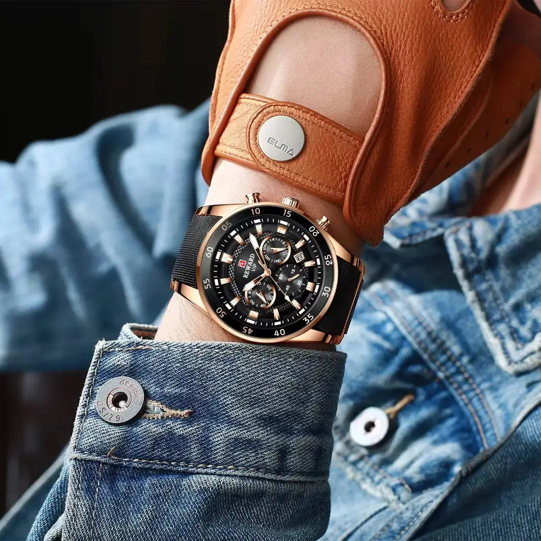 Relógio masculino Reward VIP Cronos Gold no pulso, destacando seu design esportivo e sofisticado com caixa dourada e pulseira preta em contraste com look jeans.