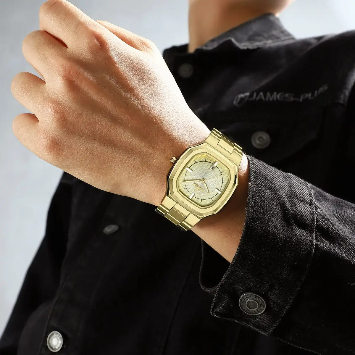 Relógio social masculino dourado Reward VIP Signature 38mm visto no pulso