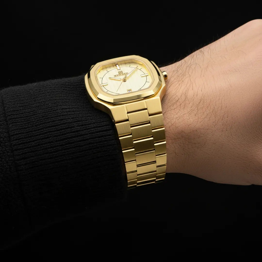 Relógio social masculino dourado Signature 38mm octogonal visto no pulso com transição da caixa e pulseira