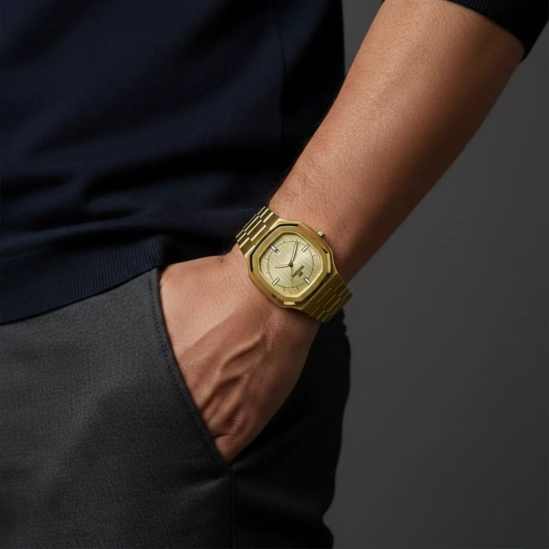 Relógio social masculino dourado Signature 38mm Octogonal visto no pulso em trajes sociais