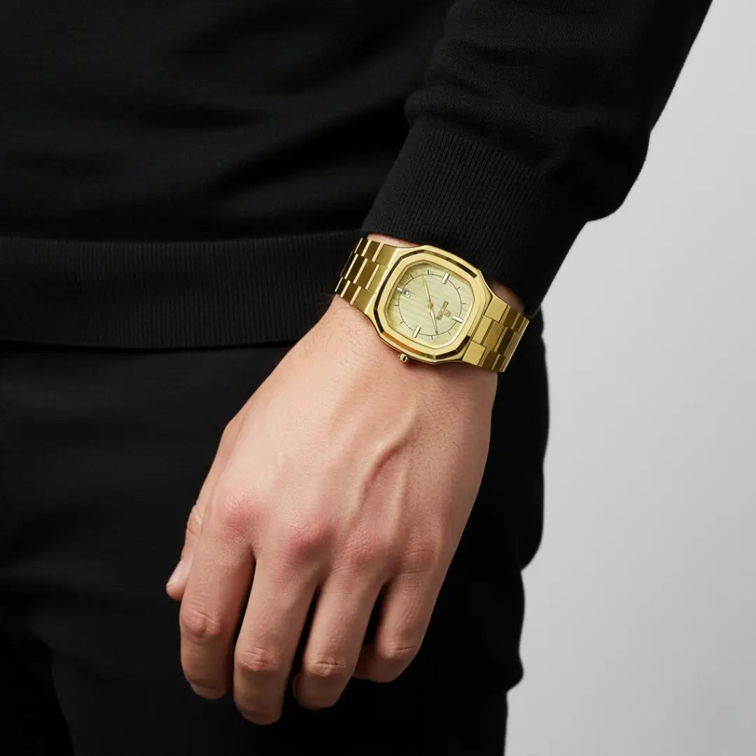 Relógio social masculino dourado Reward VIP Signature no pulso 