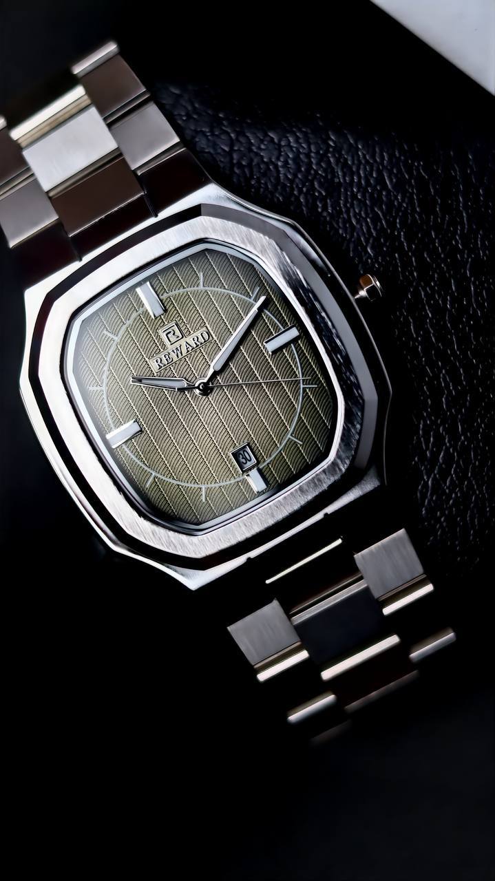 Relógio social masculino prata com close no mostrador verde modelo Reward VIP Signature 