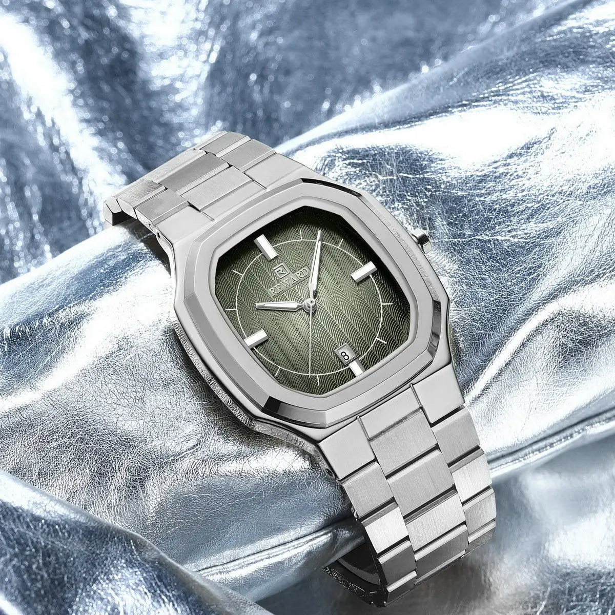 Relógio social masculino prata com mostrador verde visto com close no mostrador e ponteiros