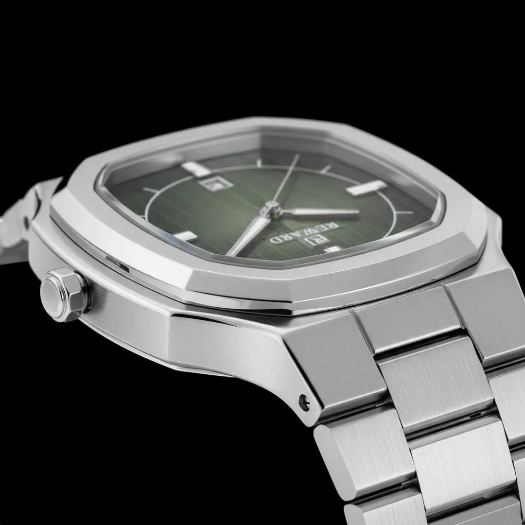 Detalhe do cristal do relógio social masculino Signature prata, destacando transparência e acabamento do mostrador verde.