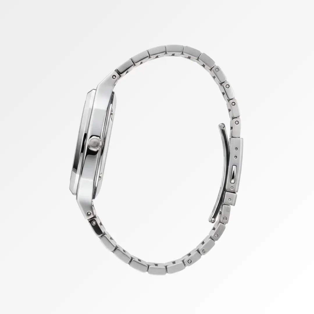 Relógio social masculino prata com caixa octogonal de 38mm visto de perfil, destacando a espessura e o acabamento lateral.