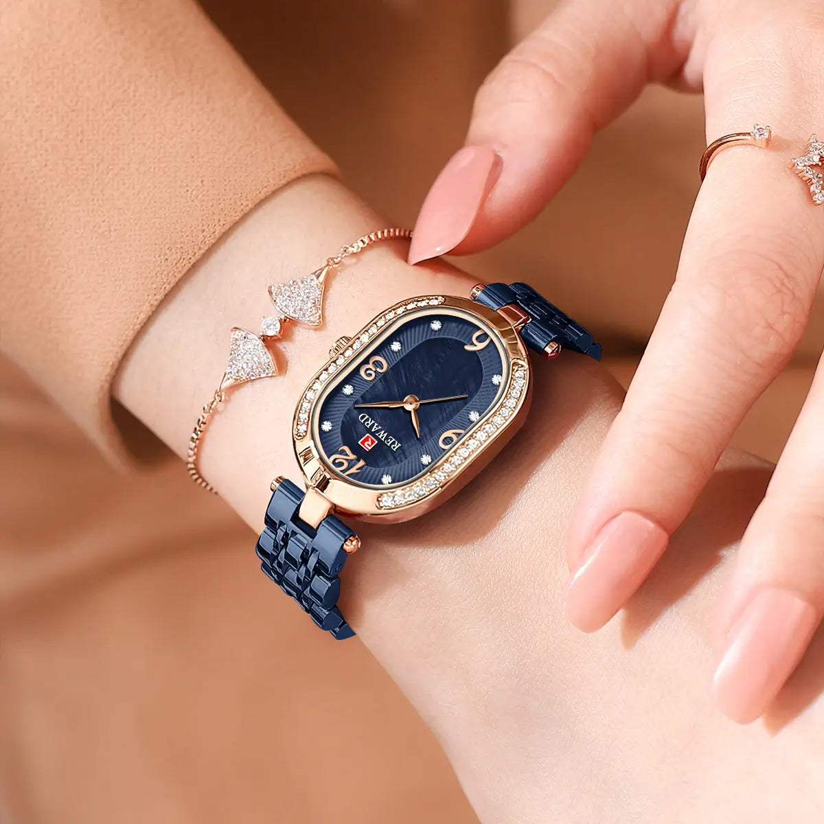 Relógio feminino pequeno azul Reward VIP Octávia Mini no pulso