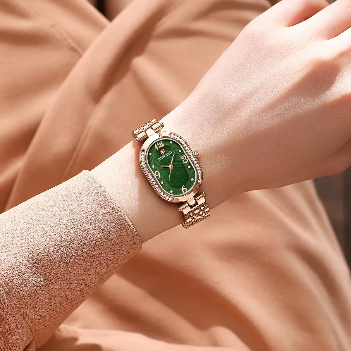 Relógio feminino pequeno rose gold Reward VIP Octávia no pulso visto de cima para baixo dando ênfase ao mostrador