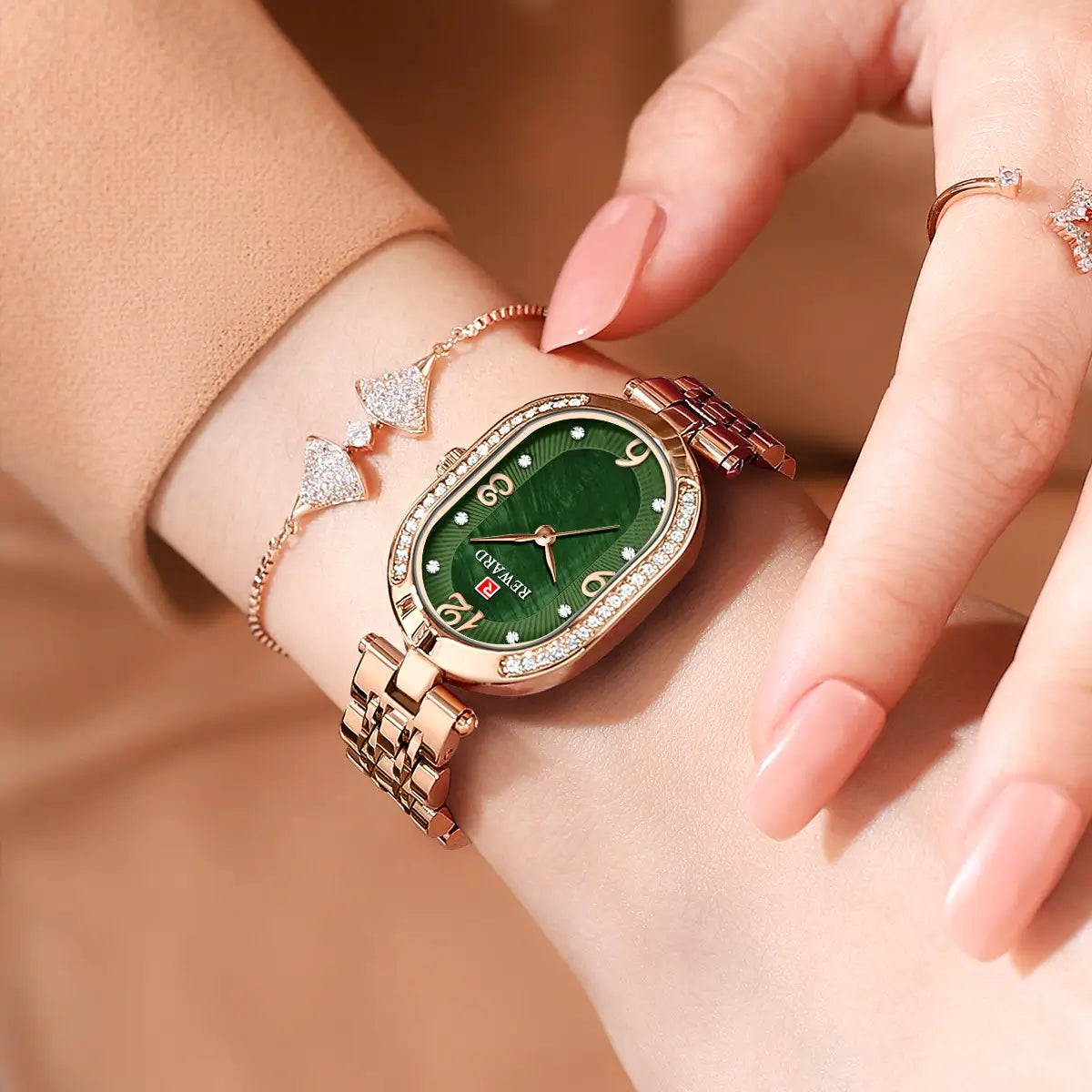 Relógo feminino pequeno rose gold Reward VIP Octávia visto de outro ângulo no pulso