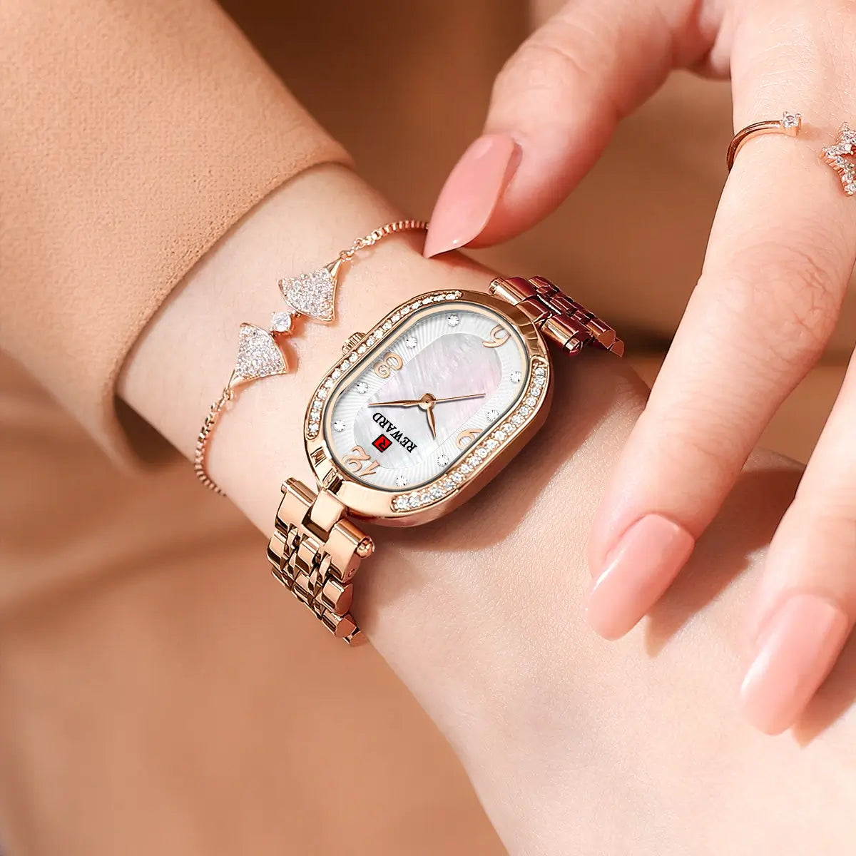 Relógio pequeno feminino rose gold Reward VIP Octávia Mini no pulso destacando sofisticação do modelo