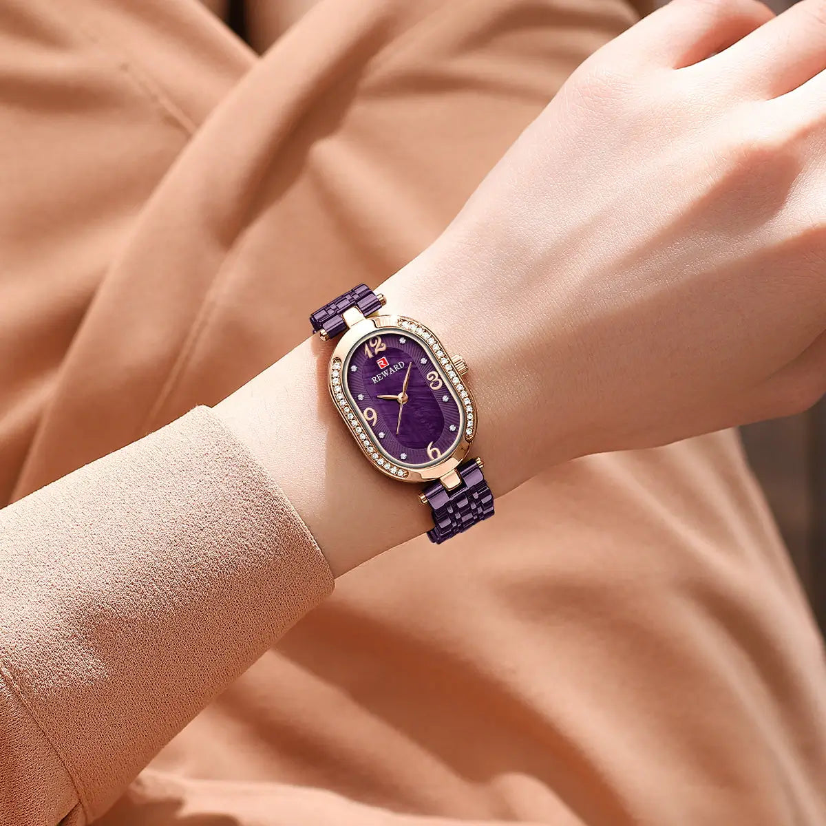 Relógio pequeno feminino roxo Reward VIP Octávia Mini visto de outro ângulo no pulso
