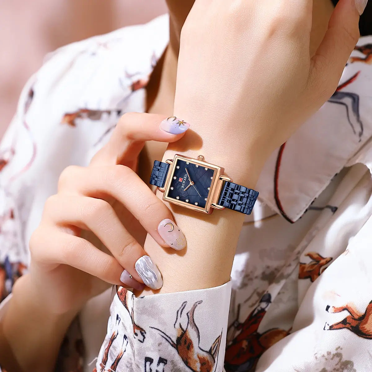 Relógio quadrado feminino pequeno azul Reward VIP Élise sob o pulso feminino