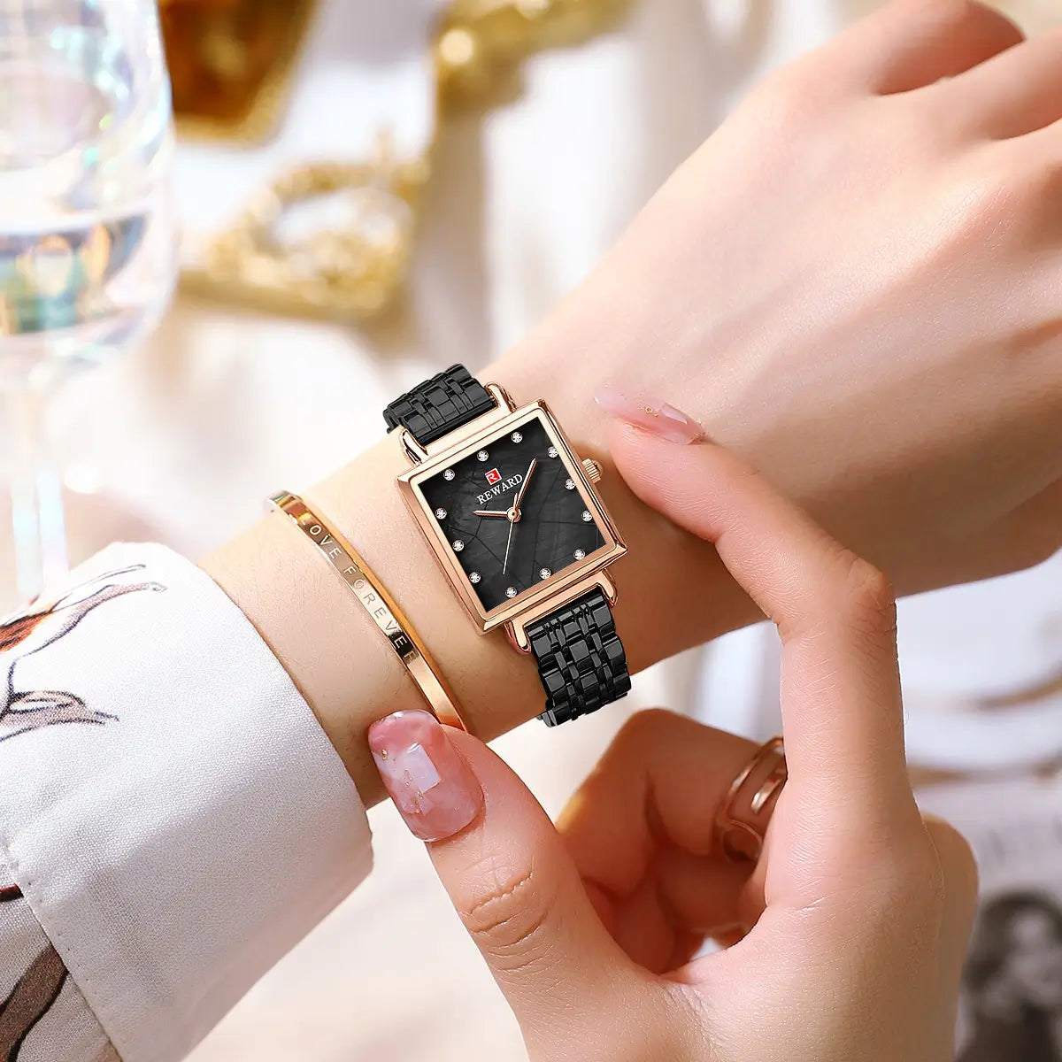 Relógio quadrado feminino pequeno preto Reward vIP Élise sob o pulso visto de outro ângulo