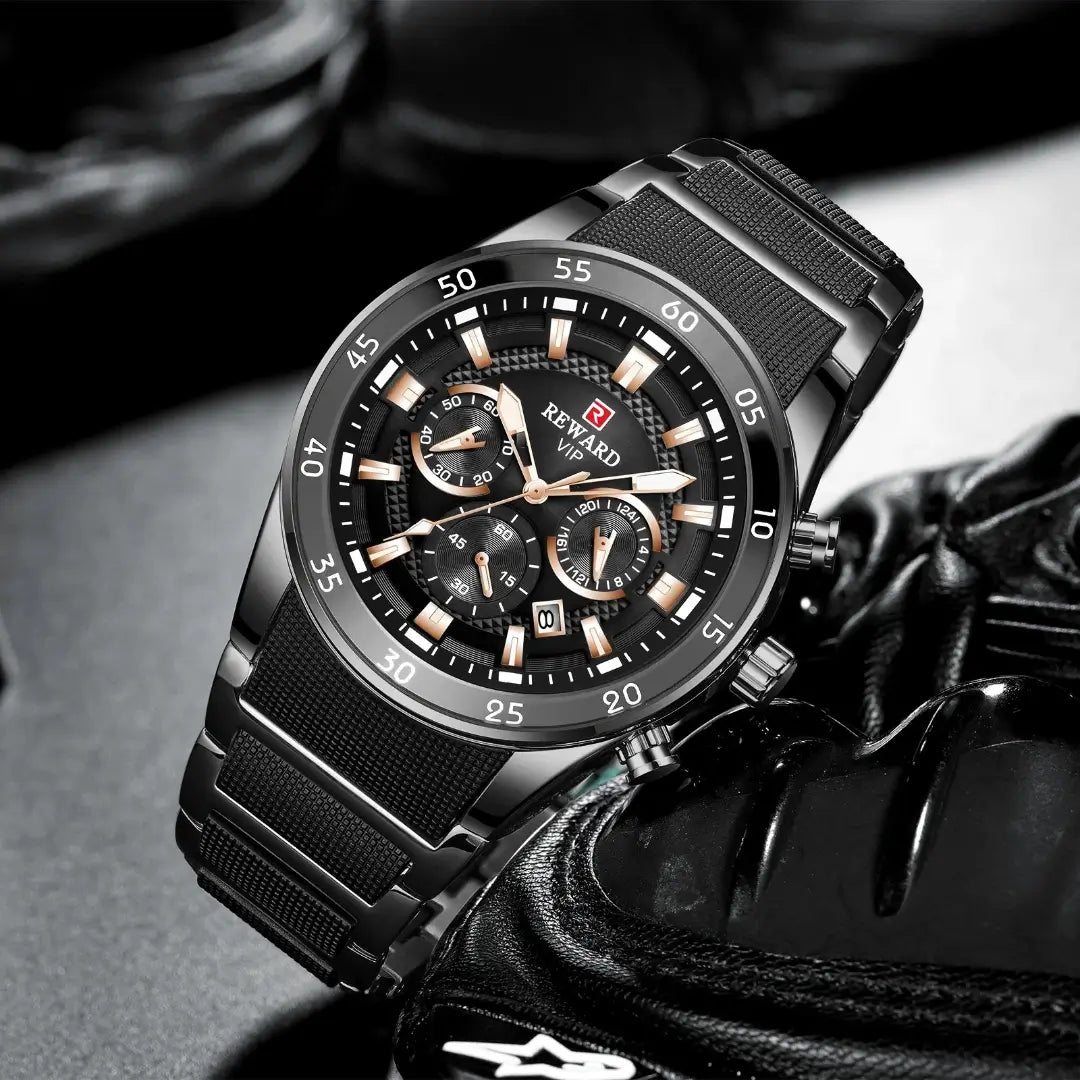 relógio masculino preto reward vip elegante com detalhes, cronógrafo e índices em dourado e fundo elegante e sofisticado em tons preto.